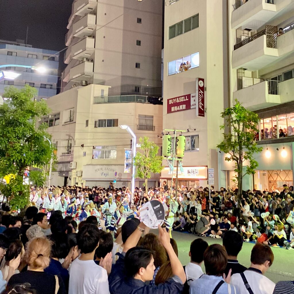 2026年の高円寺阿波おどりを沿道から見た様子