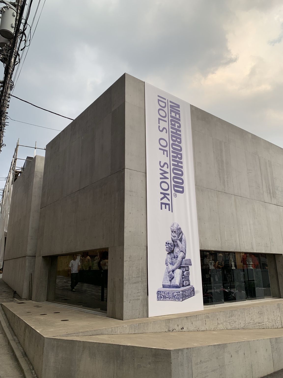 NEIGHBORHOODのセラミック展に展示されていた、白磁風の髑髏モチーフのインセンスチャンバー作品