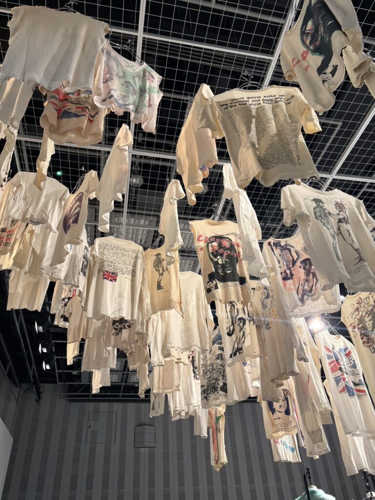 「inception (1976)」会場に吊られたSEXやSEDITIONARIES関連のグラフィックTシャツ