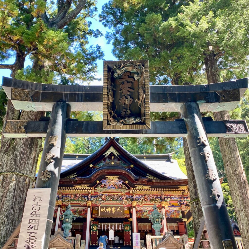 鳥居越しに見る三峯神社の拝殿