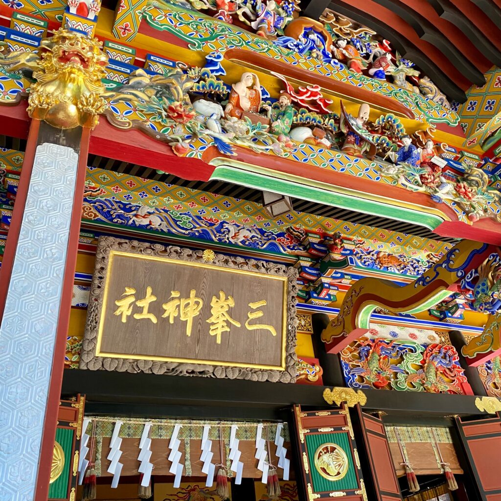 三峯神社拝殿を彩る極彩色の彫刻と扁額