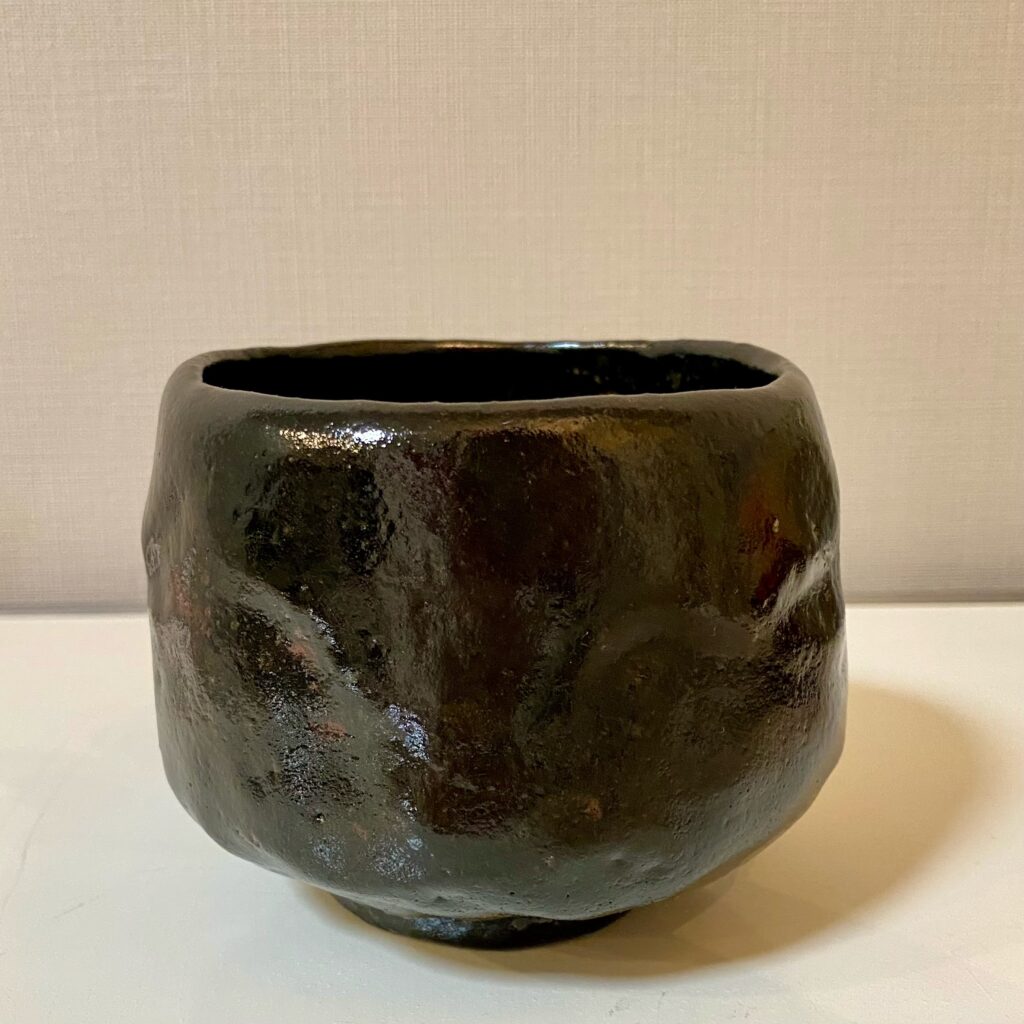 修正した黒楽茶碗、黒釉焼成後の正面