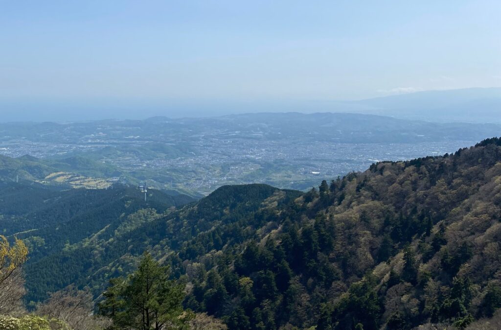 大山から見下ろす相模平野と相模湾方面の眺望