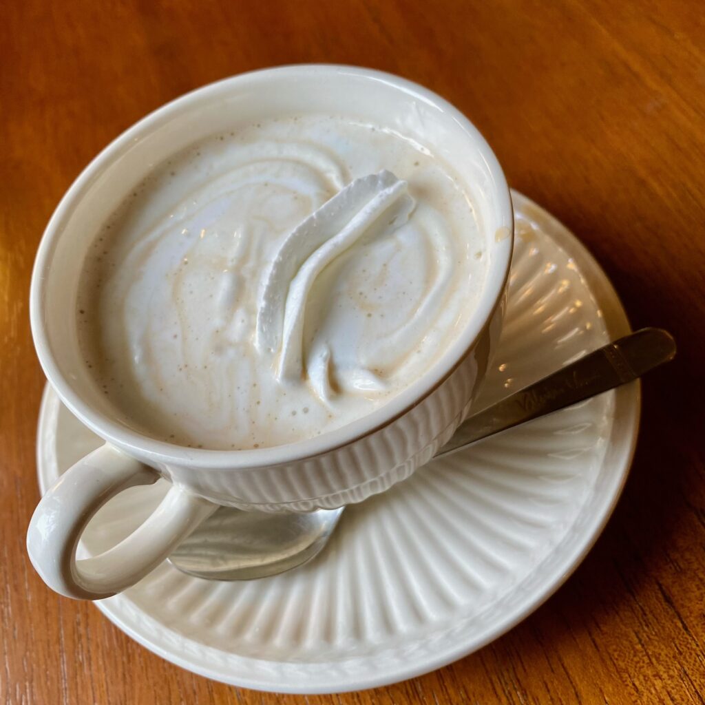 盛岡の喫茶ふかくさで提供されたウインナーコーヒー