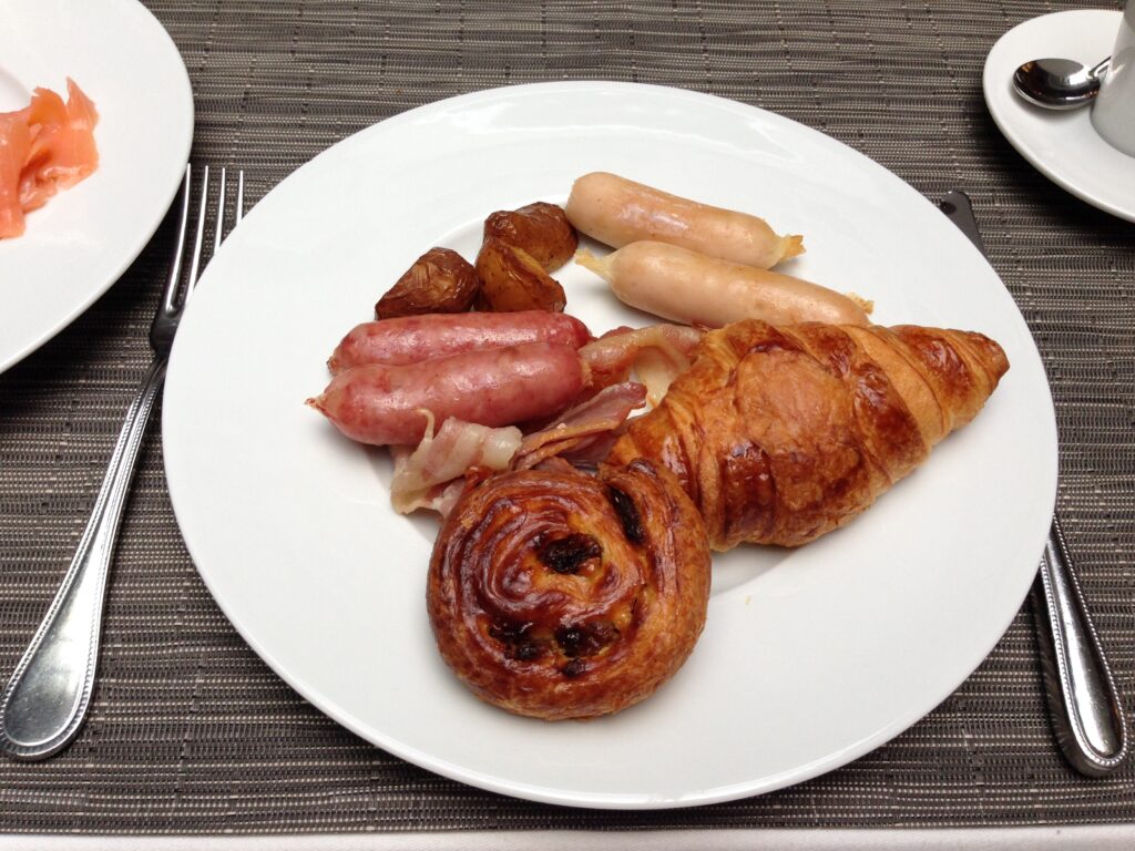 La Maison Champs-Élysées滞在時の朝食、クロワッサンやパン・オ・レザン、ソーセージ