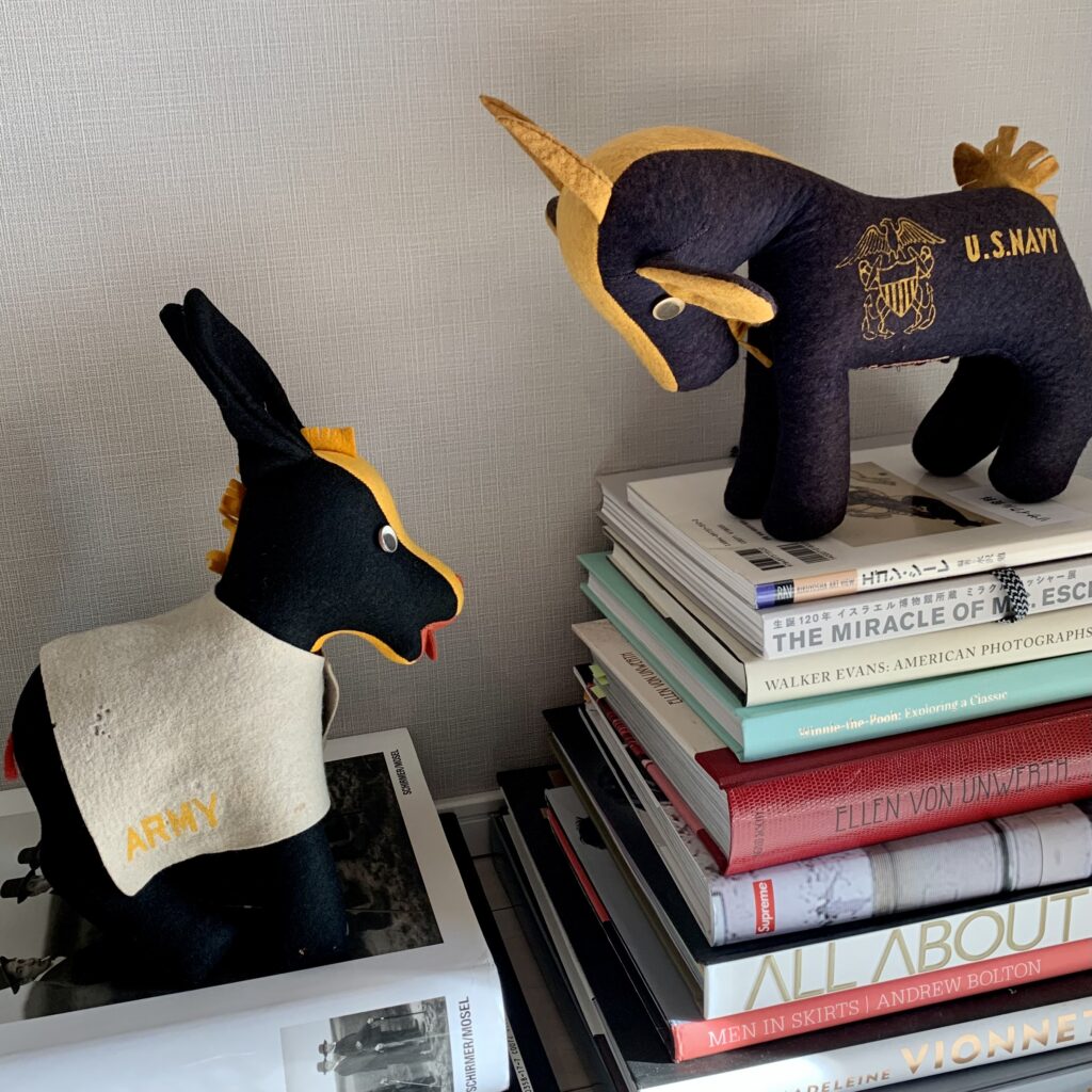 アメリカ陸軍士官学校のArmy Muleと海軍兵学校のBill the Goatをモチーフにしたヴィンテージぬいぐるみ