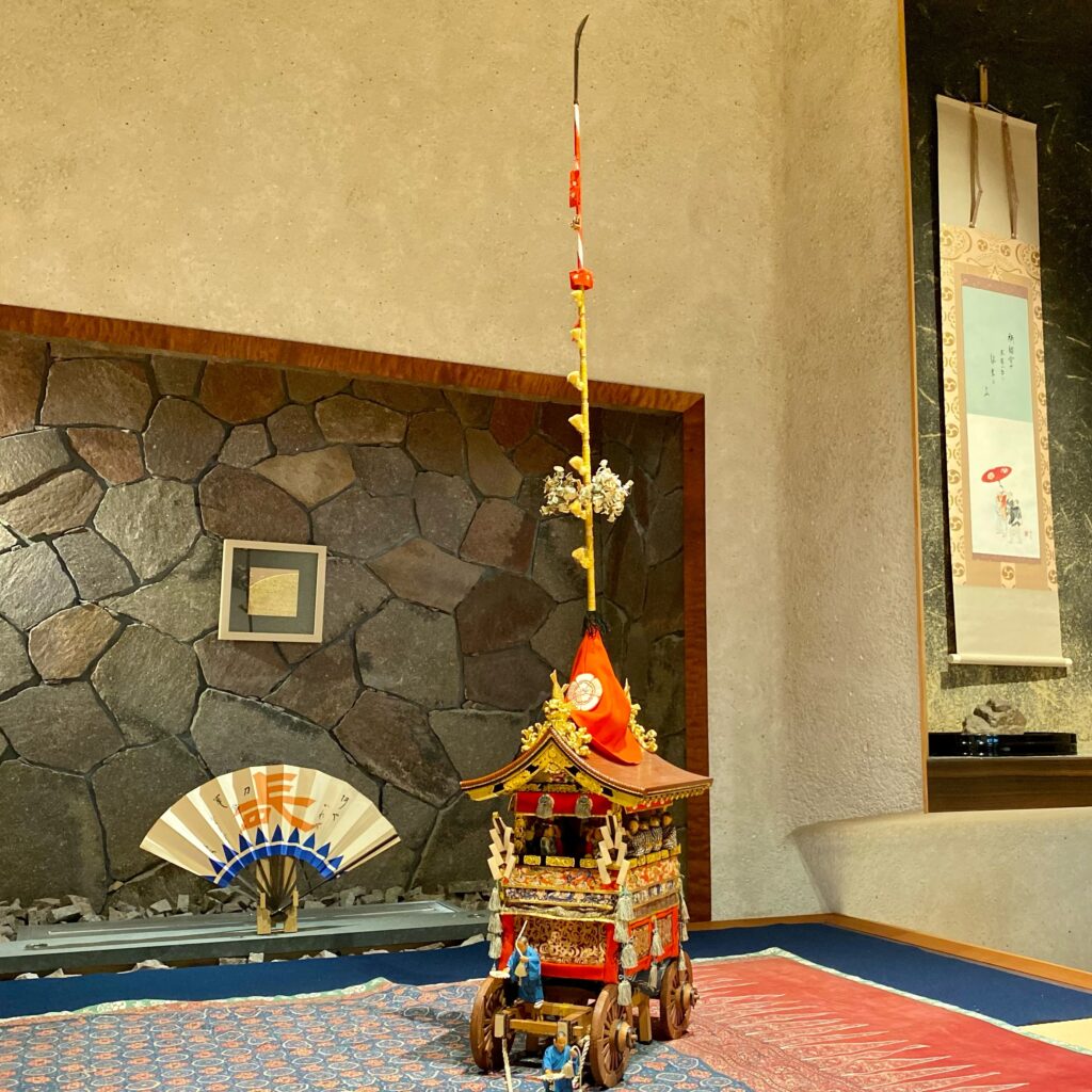 ART MON ZEN KYOTOのロビーに飾られた祇園祭の鉾の模型