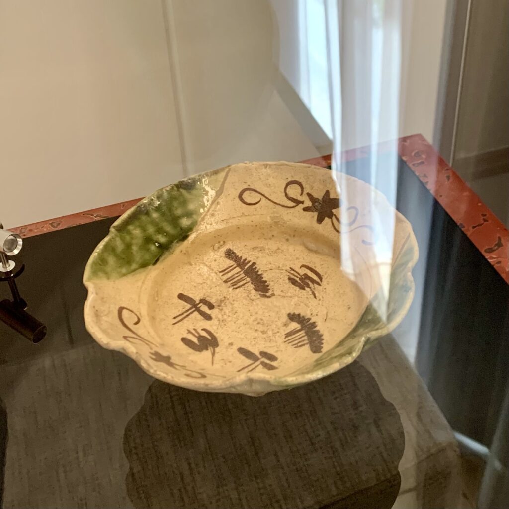 ART MON ZEN KYOTOで展示された桃山時代の織部茶碗を上から見た様子