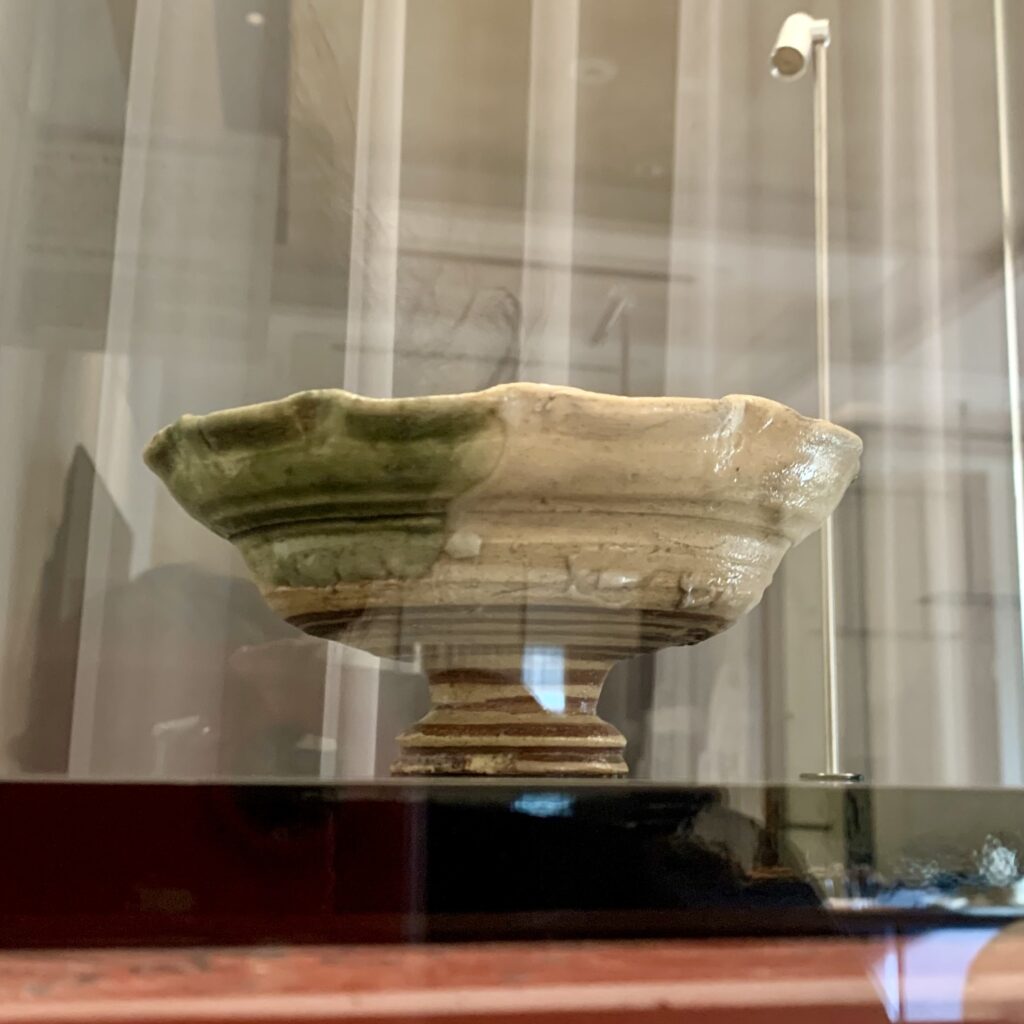 ART MON ZEN KYOTOの客室に展示された桃山時代の織部茶碗