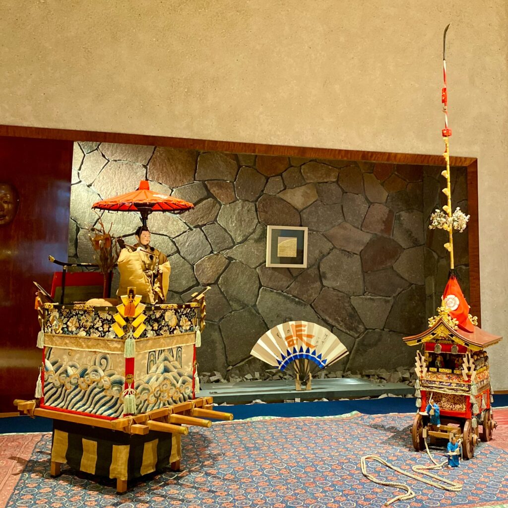 ART MON ZEN KYOTOに飾られた山伏山と祇園祭の鉾の模型