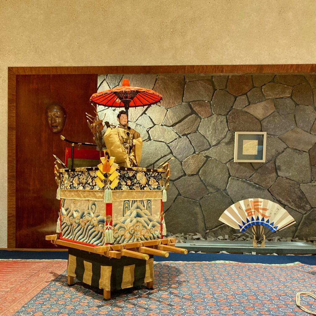 ART MON ZEN KYOTOのロビーに飾られた祇園祭・山伏山の模型