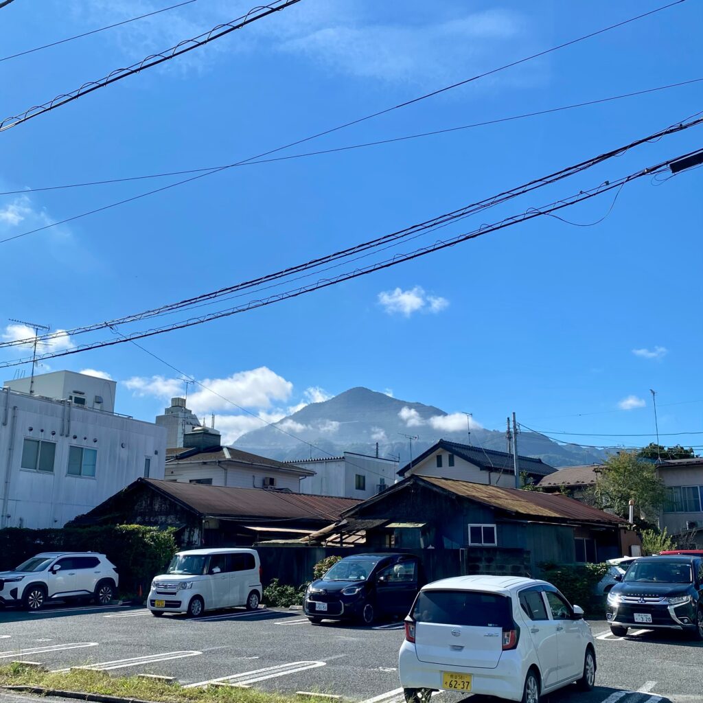秩父市街から望む武甲山と青空
