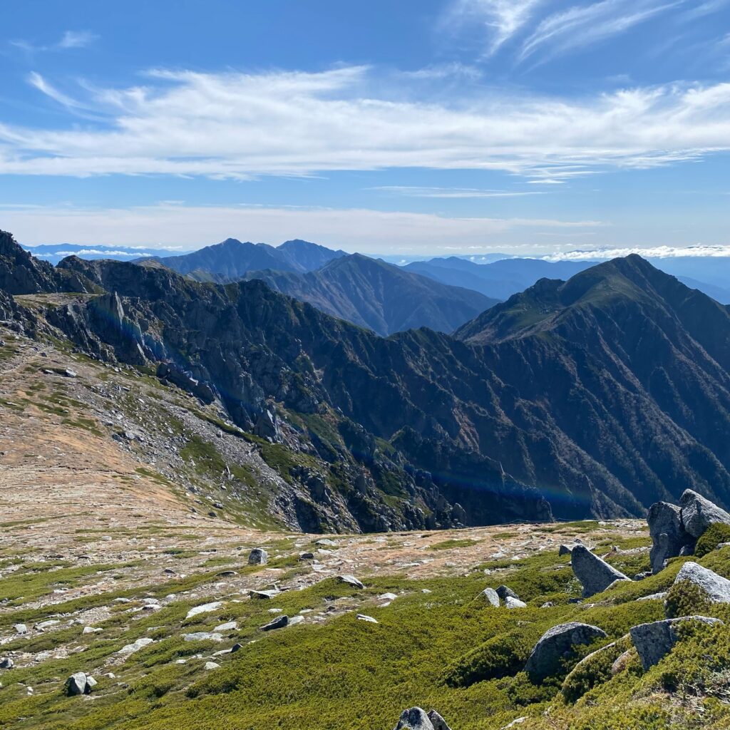 ハイマツの広がる斜面から望む中央アルプスの山並みと稜線