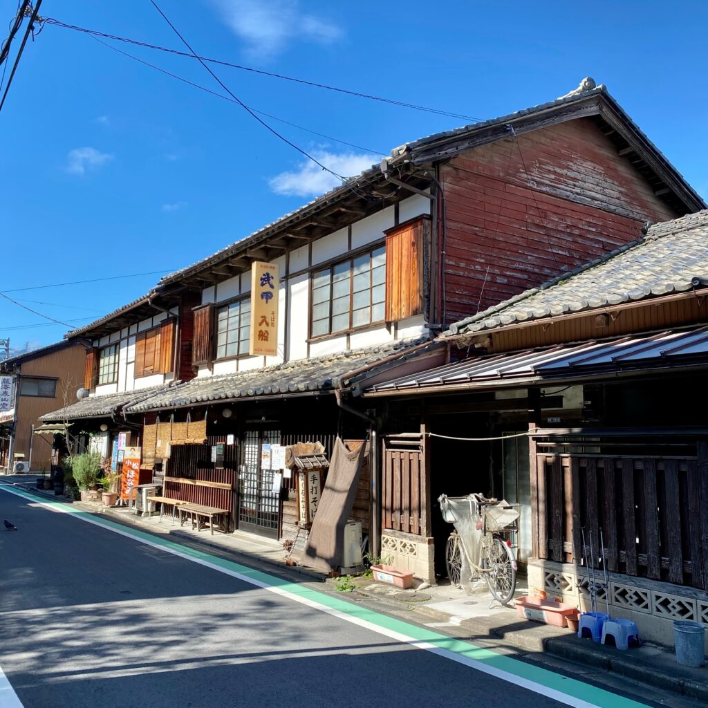秩父の古い木造建築に残る「武甲 入船」の看板