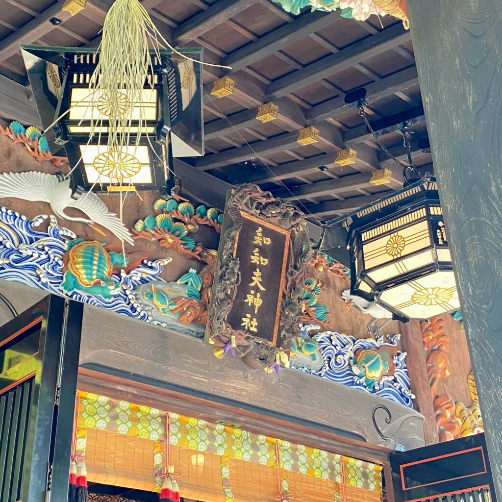 秩父神社社殿の色鮮やかな彫刻と「知知夫神社」の扁額