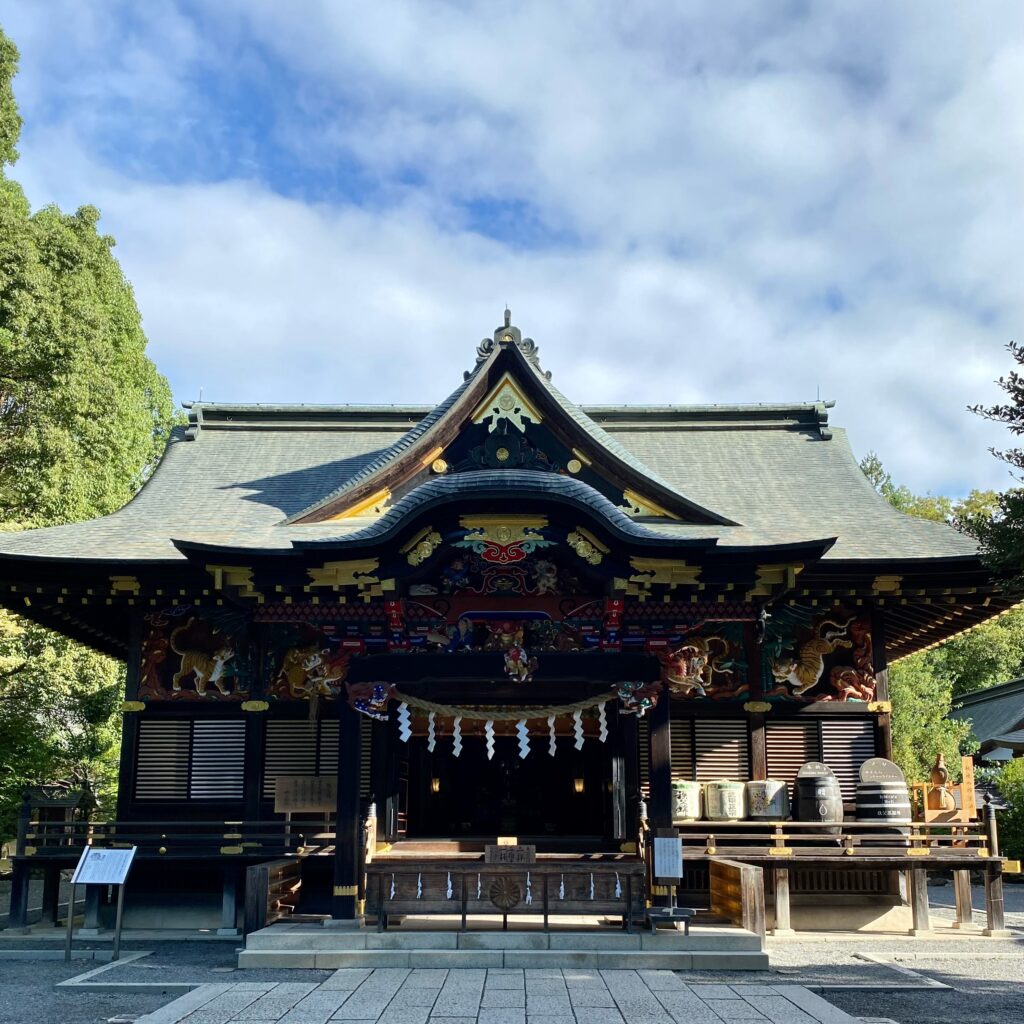 青空の下に建つ秩父神社の社殿
