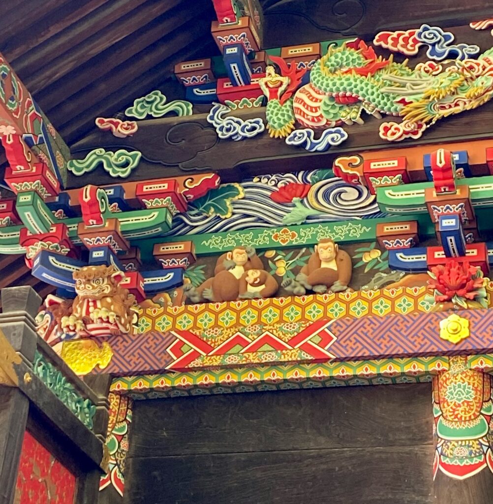 秩父神社の社殿に彫られた「お元気三猿」