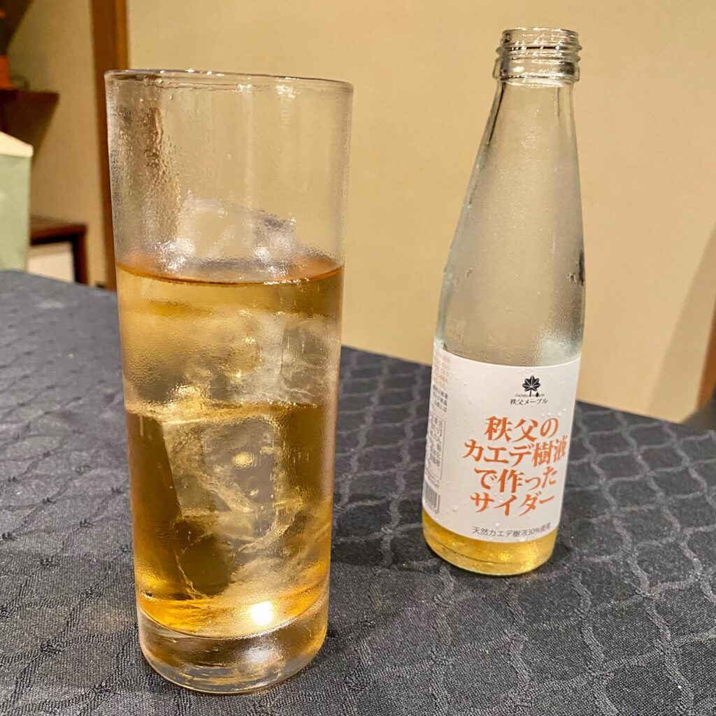 秩父のカエデ樹液で作ったサイダーと氷入りのグラス