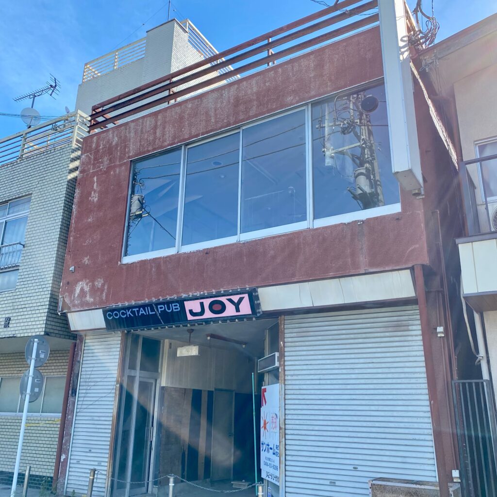 秩父市街に残るCOCKTAIL PUB JOYのレトロな建物