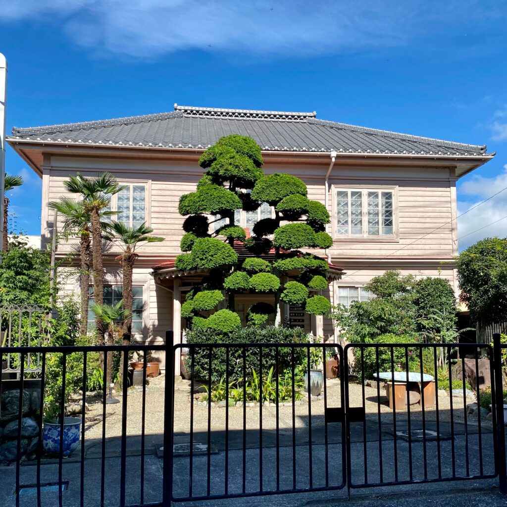 秩父市街に残る洋風意匠の木造建築