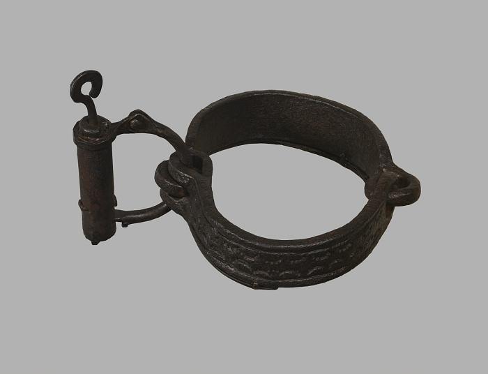 1800〜1850年頃に奴隷化された人々の身体拘束に使用された鉄製の首輪