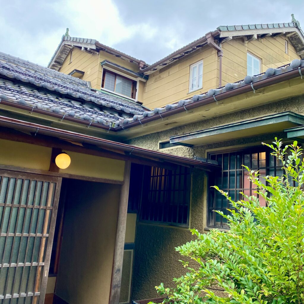 瓦屋根と洋風外壁が組み合わされた旧山崎家別邸