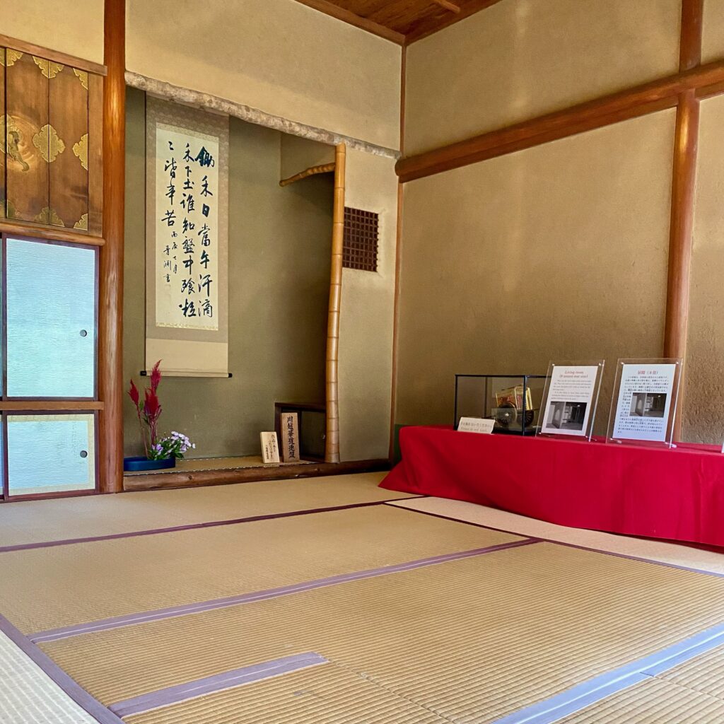 掛軸と生け花が飾られた旧山崎家別邸の床の間