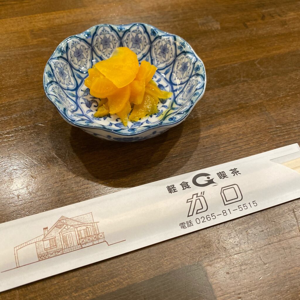 駒ヶ根の軽食・喫茶ガロで出された漬物と店名入り箸袋
