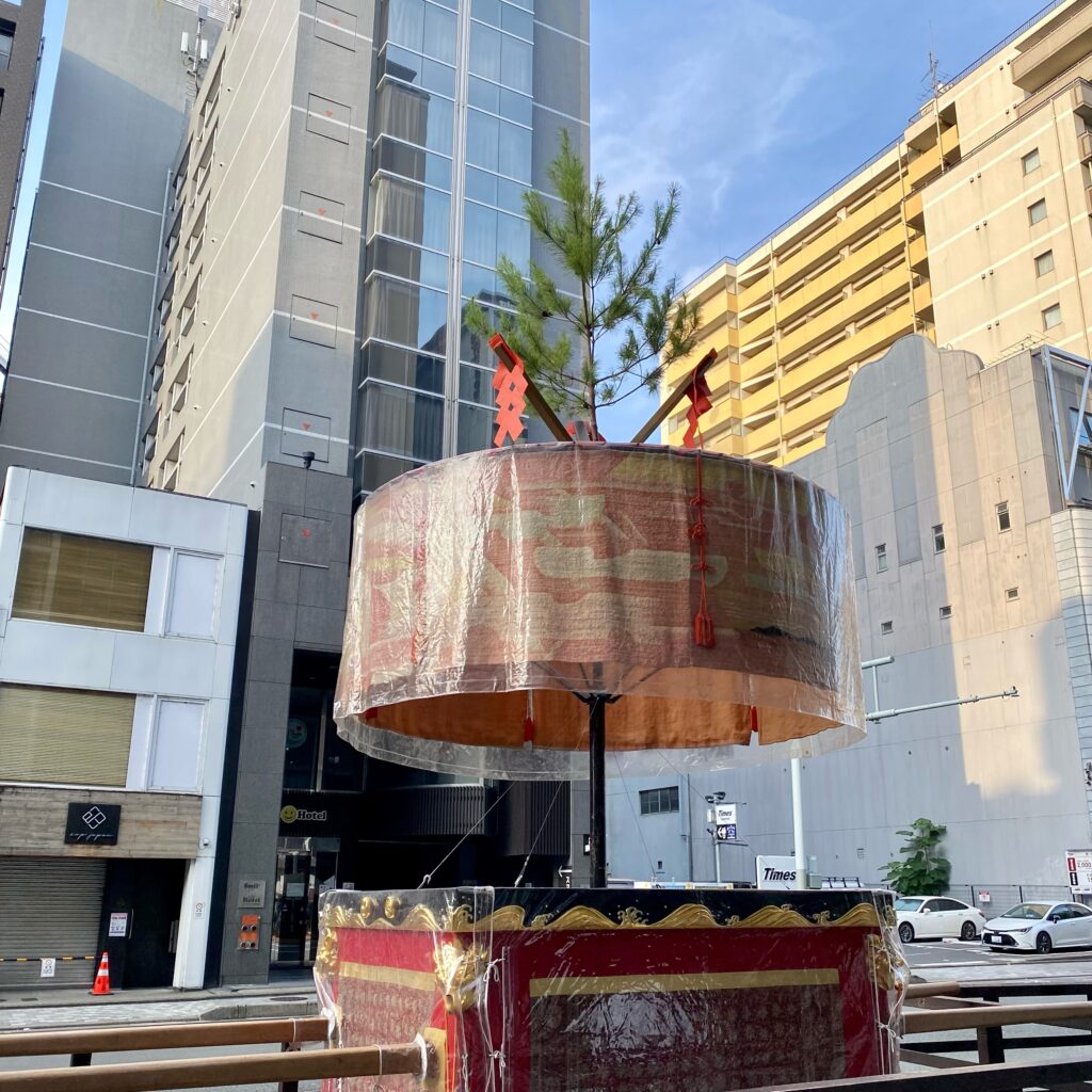 京都・祇園祭の綾傘鉾 大きな傘を中心とした古い形態の傘鉾