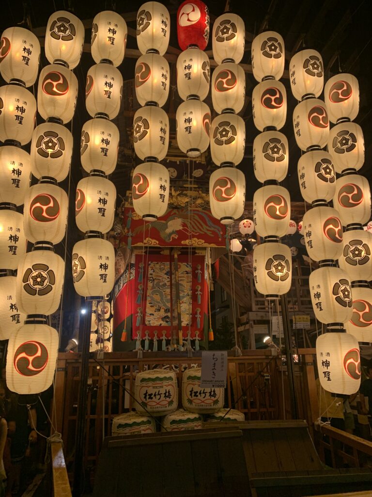 祇園祭の船鉾を囲む多数の提灯と、内部に見える船鉾の装飾
