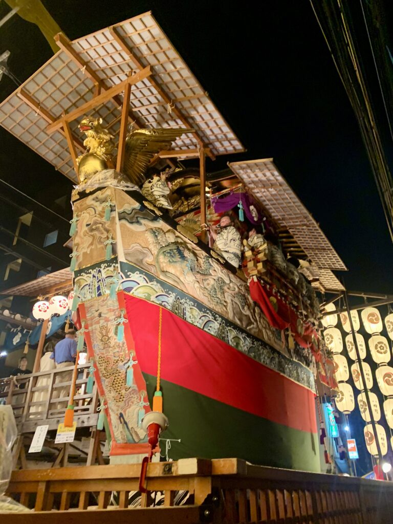 京都・祇園祭の夜に飾られた船鉾 舳先に金色の鷁を備えた山鉾