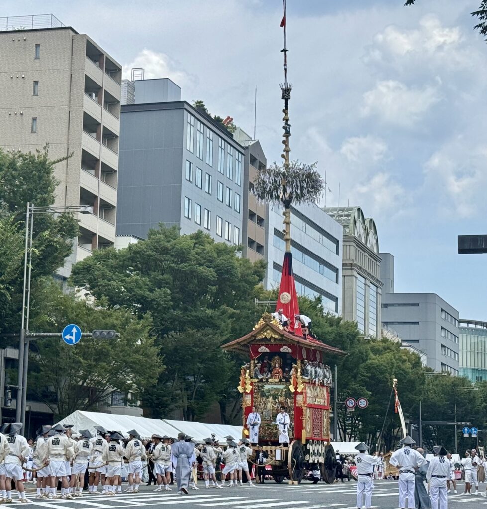京都・祇園祭の山鉾巡行を進む長刀鉾と曳き手