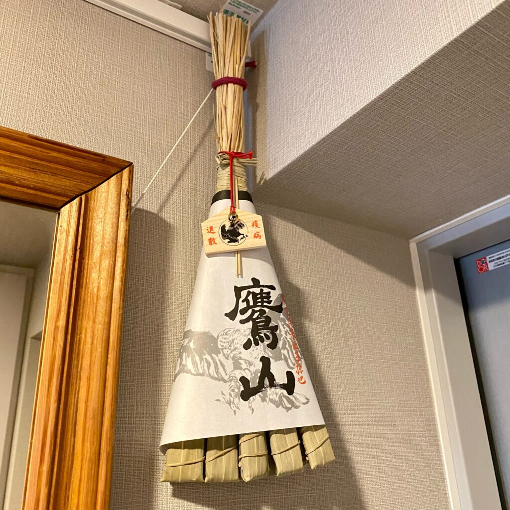 祇園祭・鷹山の「疫病退散」と書かれた粽を室内に飾った様子