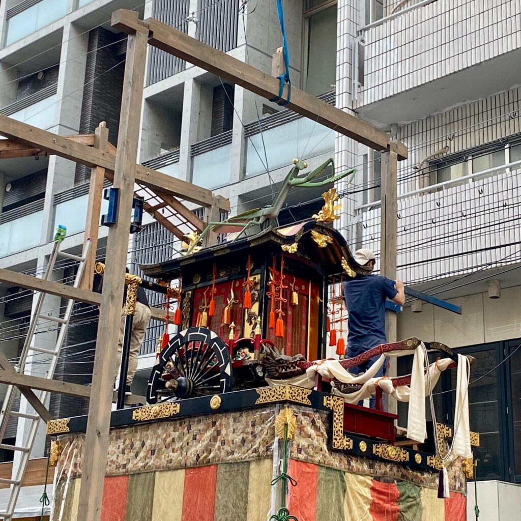 京都・祇園祭の蟷螂山 御所車の上にからくりのカマキリを載せた山鉾