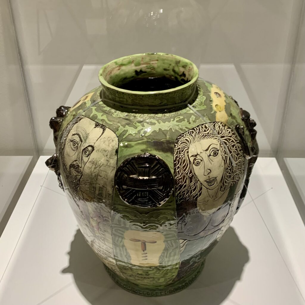 グレイソン・ペリー「私の神々」1994年 陶器作品