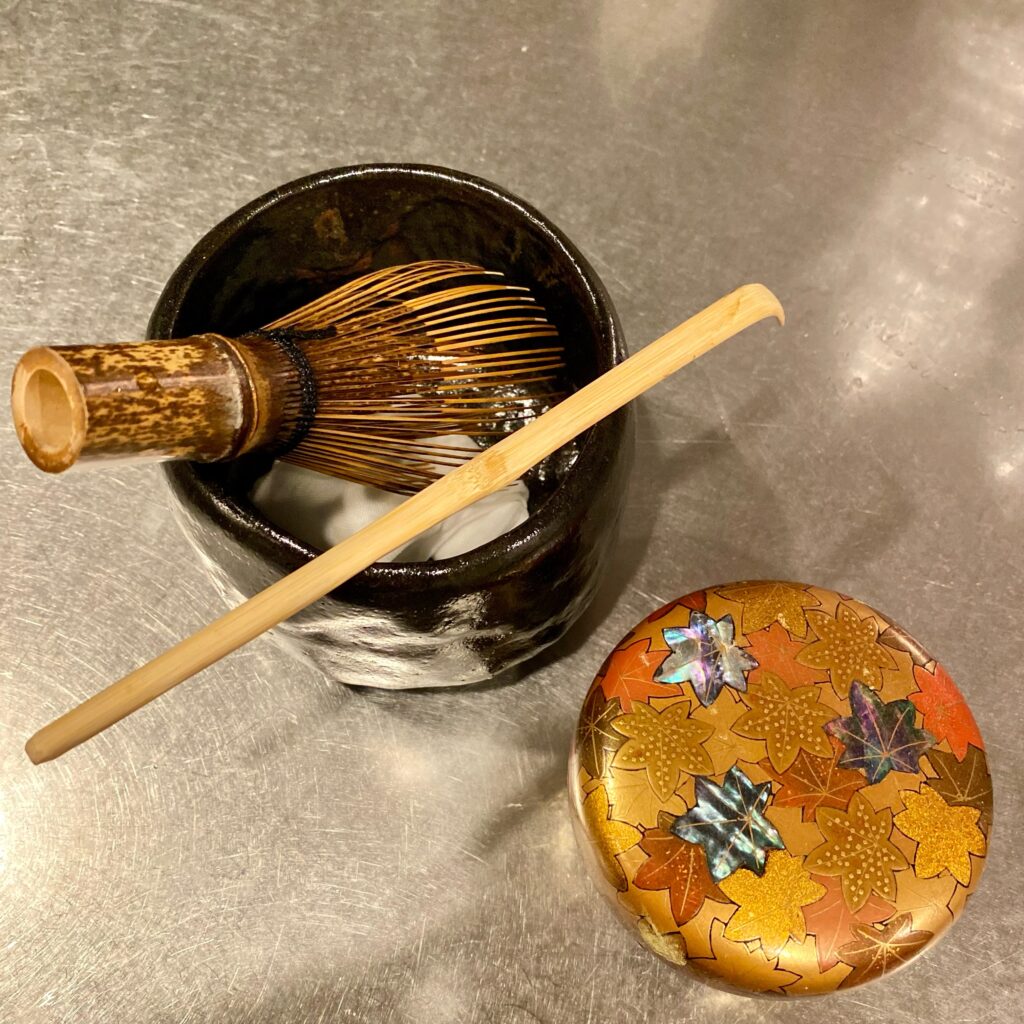自作の黒楽茶碗と茶杓、茶筌を使った茶道の稽古