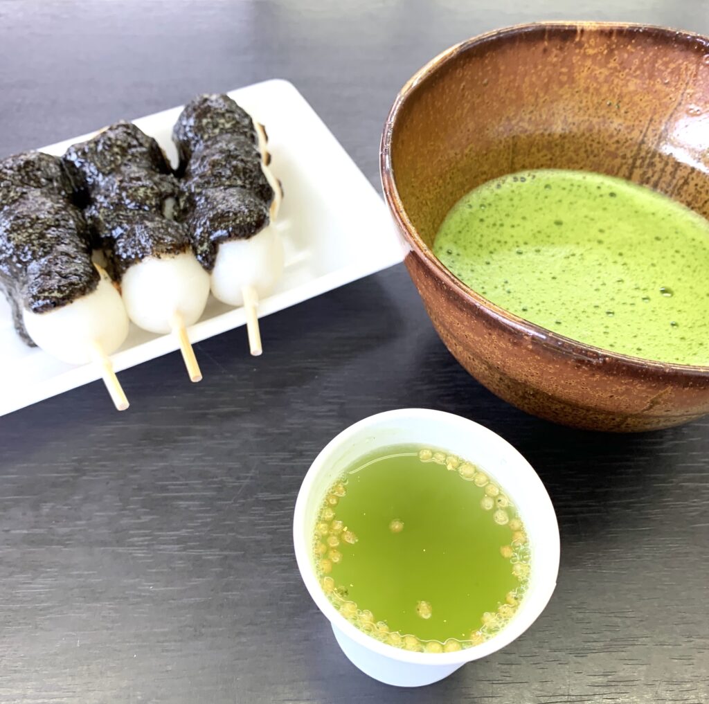 兼六園内の喫茶店でいただいた抹茶と団子、緑茶。茶碗に鮮やかな抹茶が点てられている