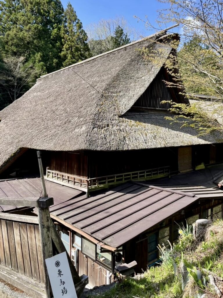 御岳山に残る茅葺き屋根の御師住宅「東馬場」