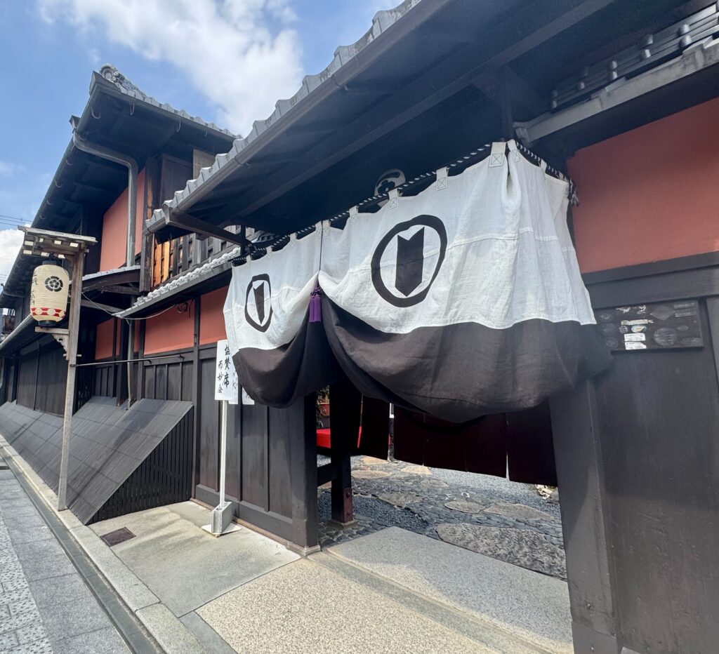 京都・祇園の一力亭外観と祇園祭献茶式の協賛席入口