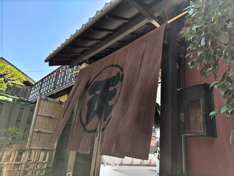 京都・祇園の一力亭入口に掛かる「万」の字を染めた暖簾