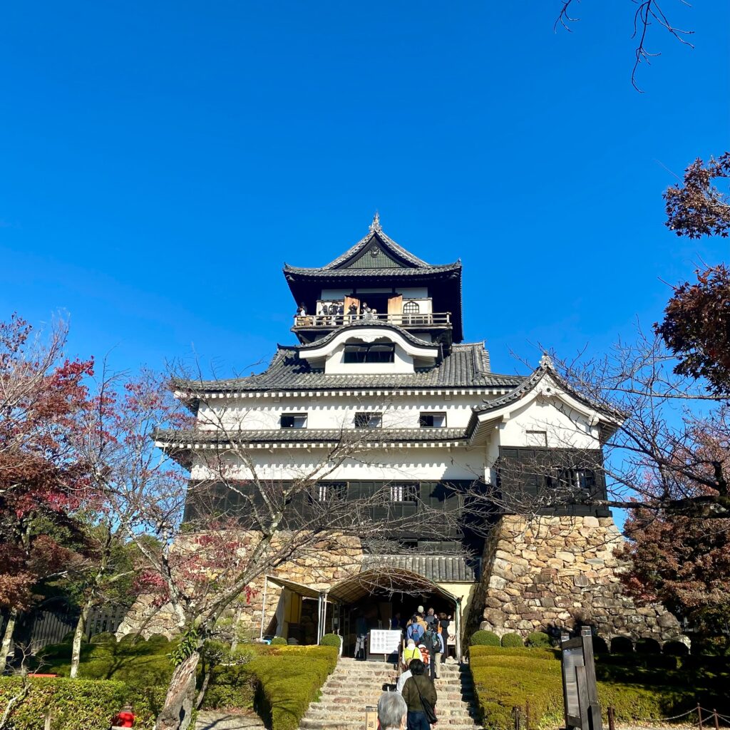 青空の下に建つ国宝犬山城の天守