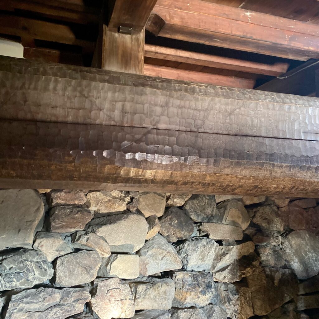 犬山城内部の太い木造梁に残る加工痕