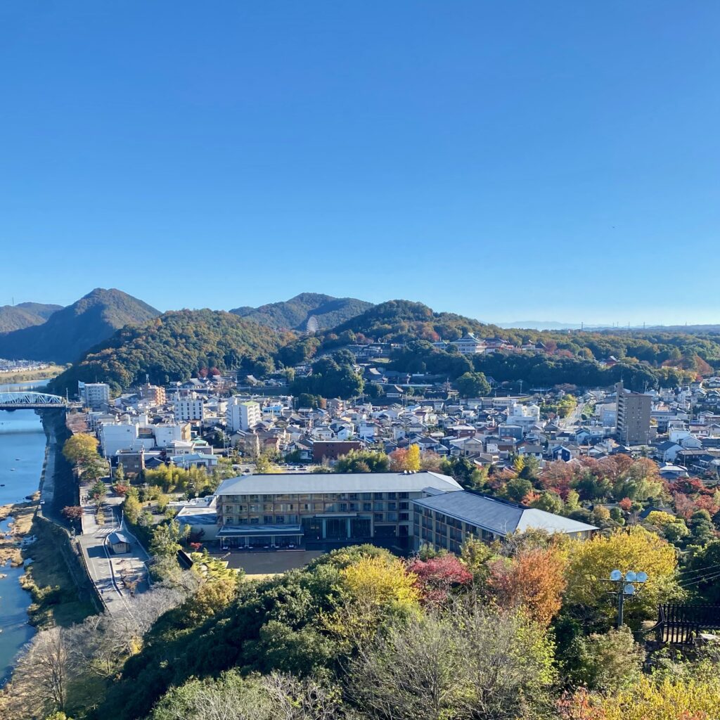犬山城天守から望む木曽川とホテルインディゴ犬山有楽苑