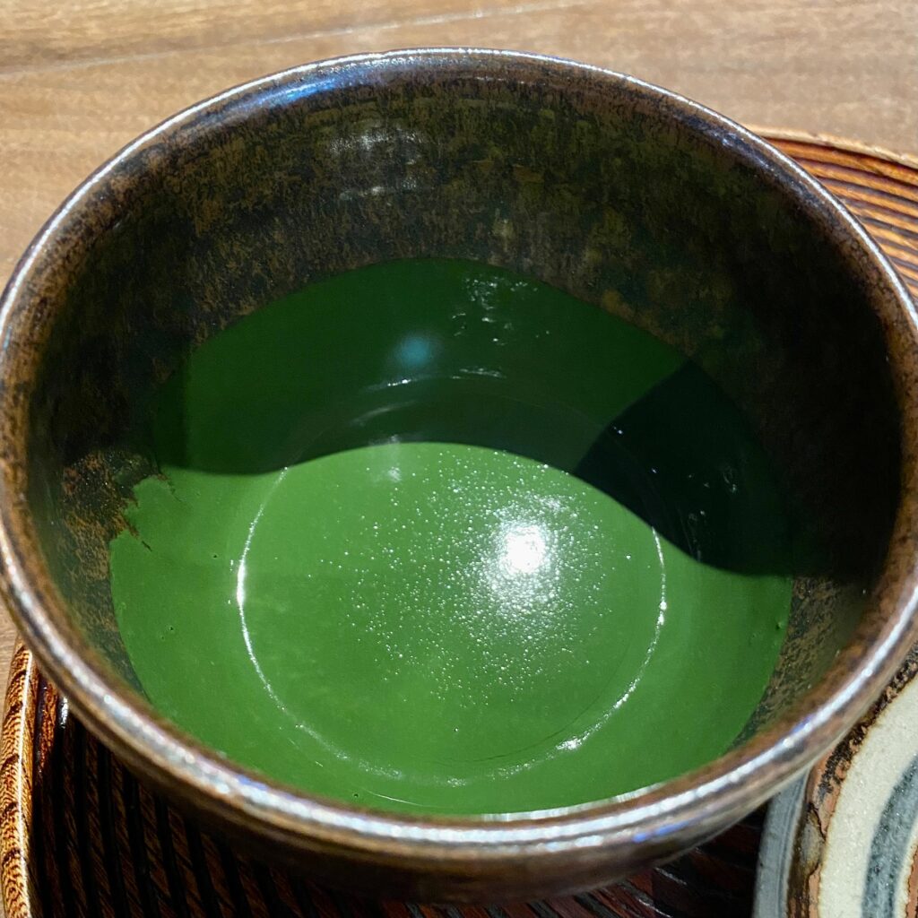 一保堂茶舗でいただいた濃茶が入った茶碗を上から見た様子