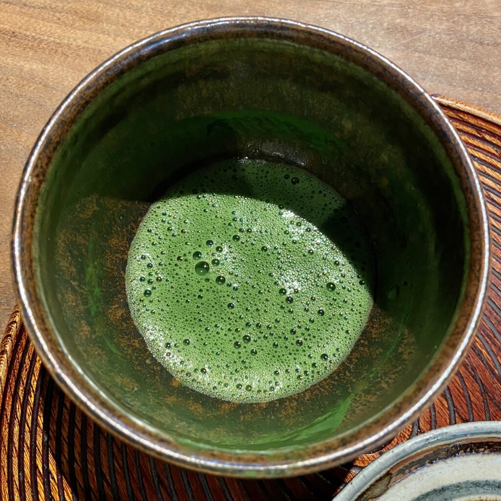 一保堂茶舗で点てられた泡のある鮮やかな緑色の薄茶