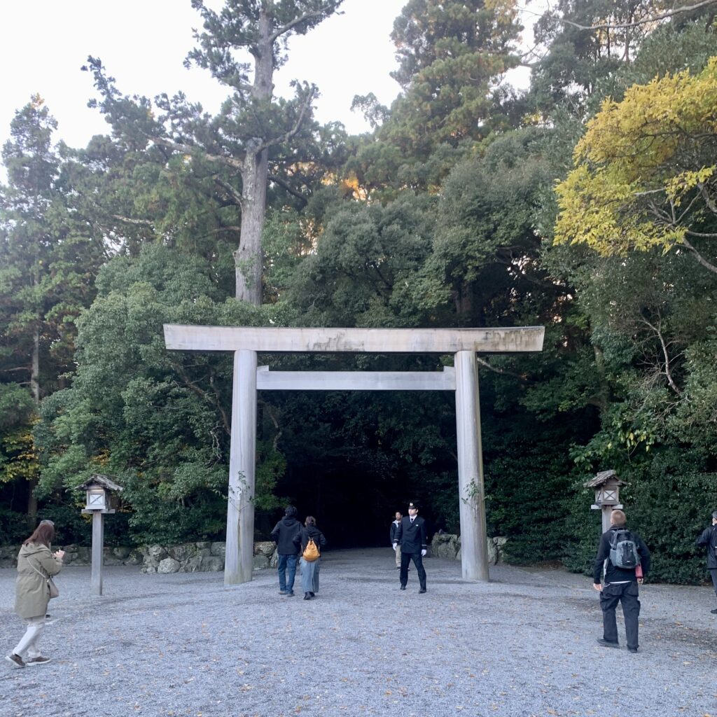 伊勢神宮の大鳥居と深い森へ続く参道