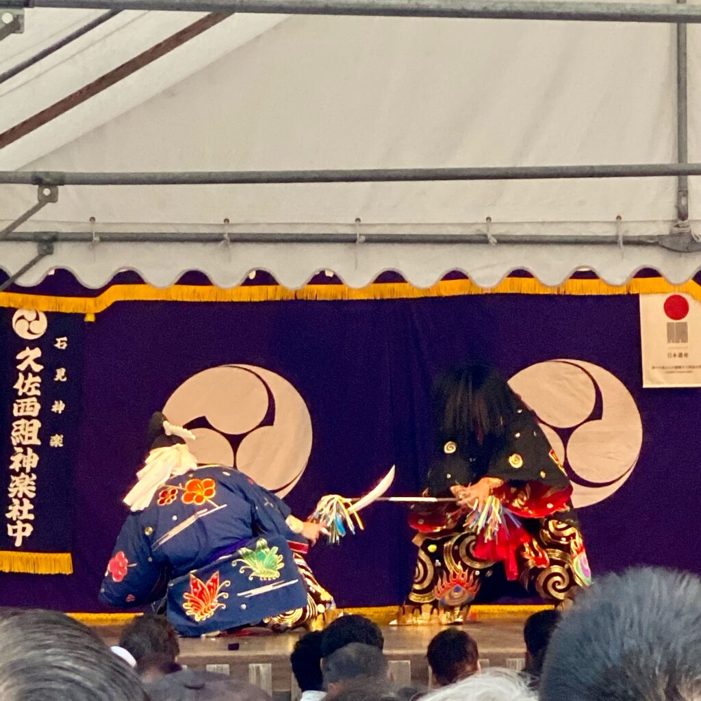 祇園祭の宵山に八坂神社の能舞台で奉納された久佐西組神楽社中の石見神楽