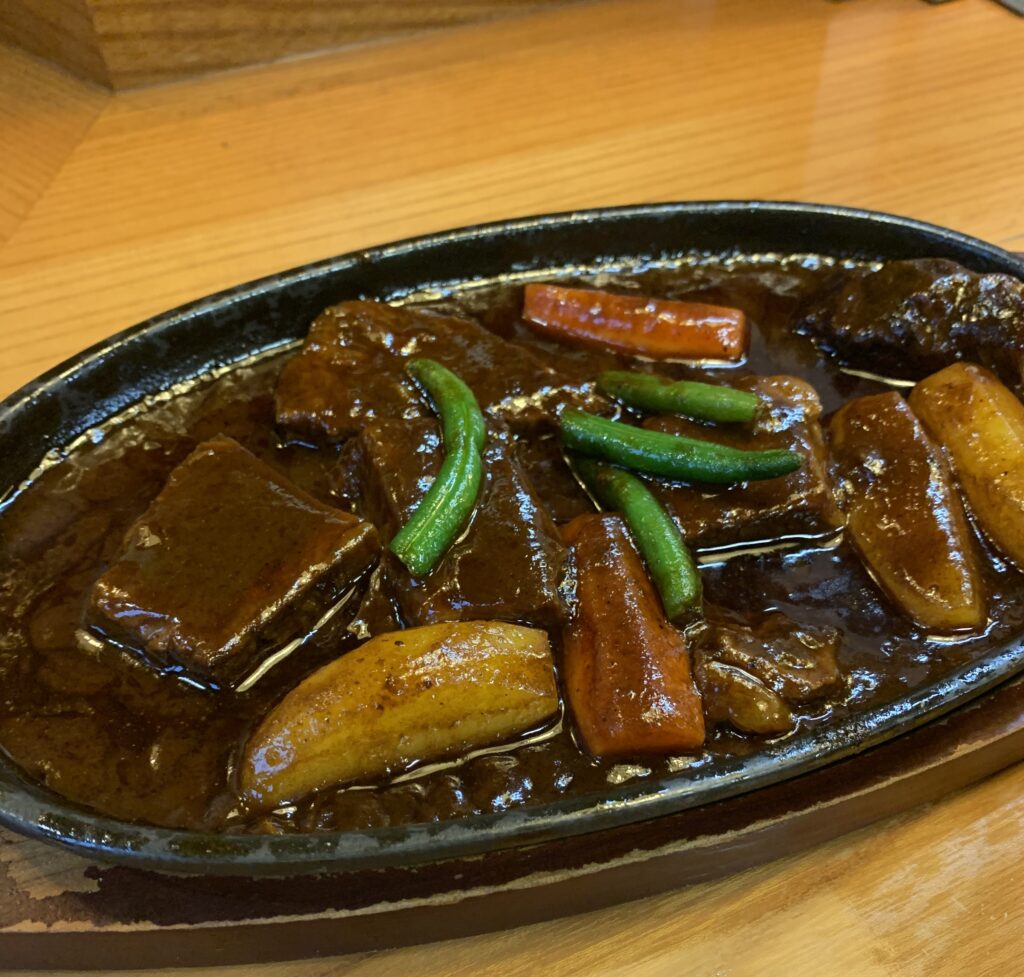 金沢・ひがし茶屋街のレストラン自由軒で食べたビーフシチュー。牛肉と野菜を濃厚なデミグラスソースで煮込んだ洋食
