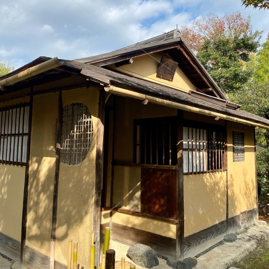 愛知県犬山市の有楽苑にある国宝茶室「如庵」の外観