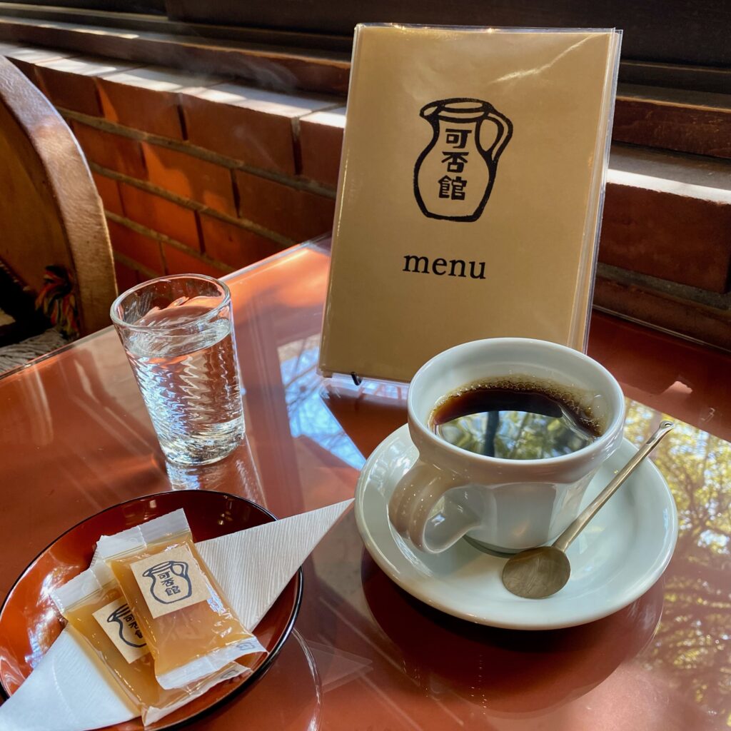 光原社の可否館で提供されたコーヒーと菓子